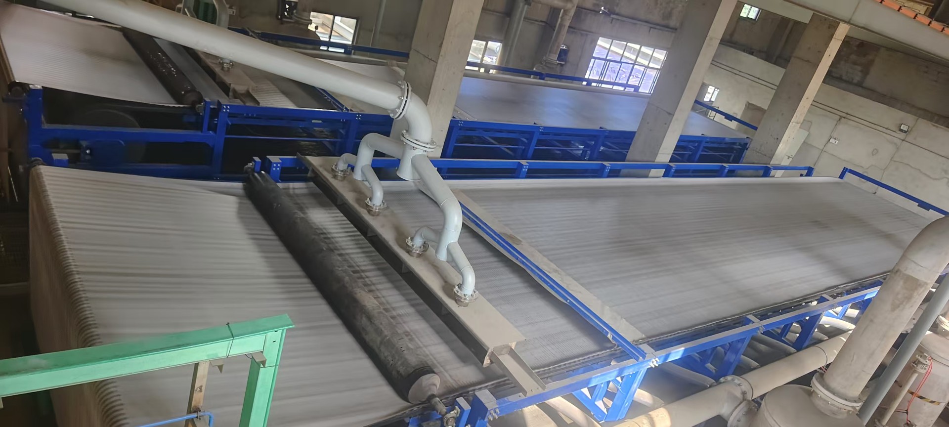 如何确定所需真空带式过滤机的过滤面积等关键参数？