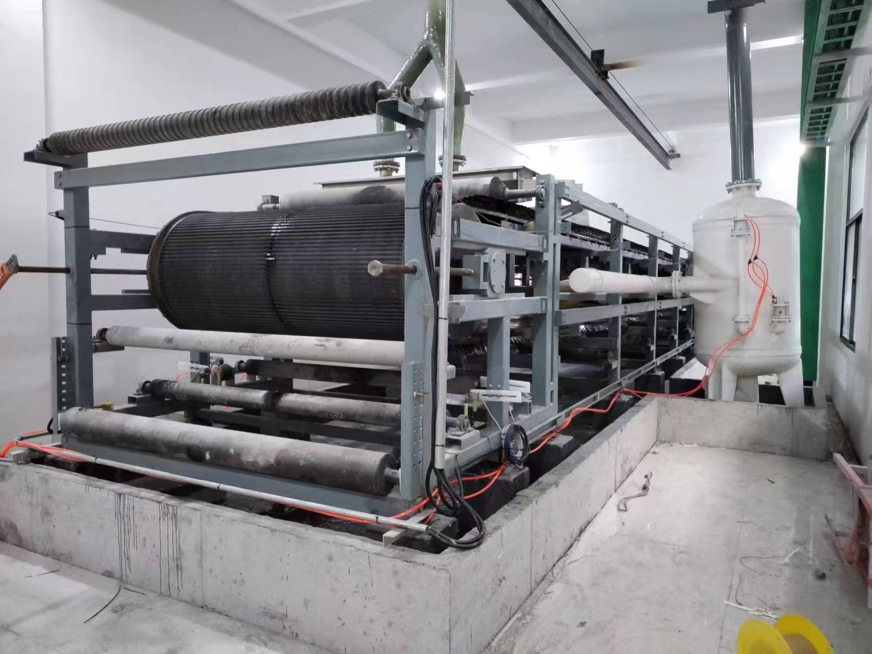 带式真空过滤机胶带跑偏的原因及解决方法是什么？